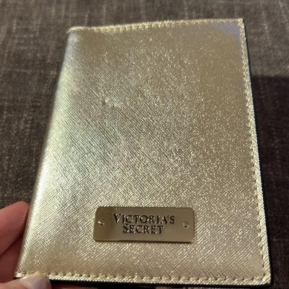 ▶️ Victoria's Secret ◀️ Gold passport holder - Picture 8 of 10